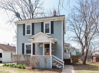 910 Augusta Ave, Elgin, IL 60120