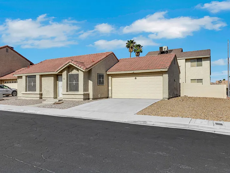 2826 Scotch Heather St — Photo 2