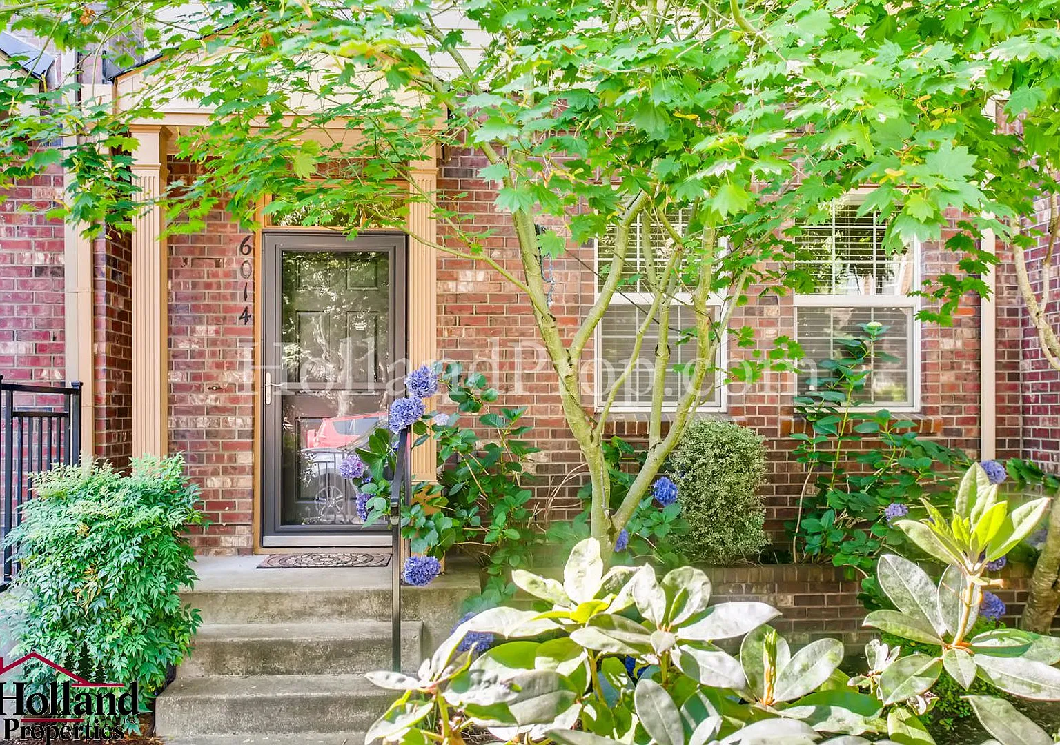 Stylish 2-Bedroom Townhome in Desirable Orenco Gardens — Photo 2