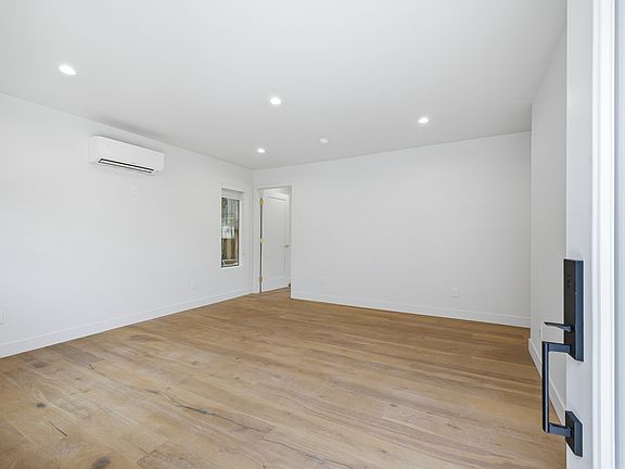 5th image of 1429 Edgecliffe Dr #1429