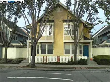 2820 E 10th St photo 1
