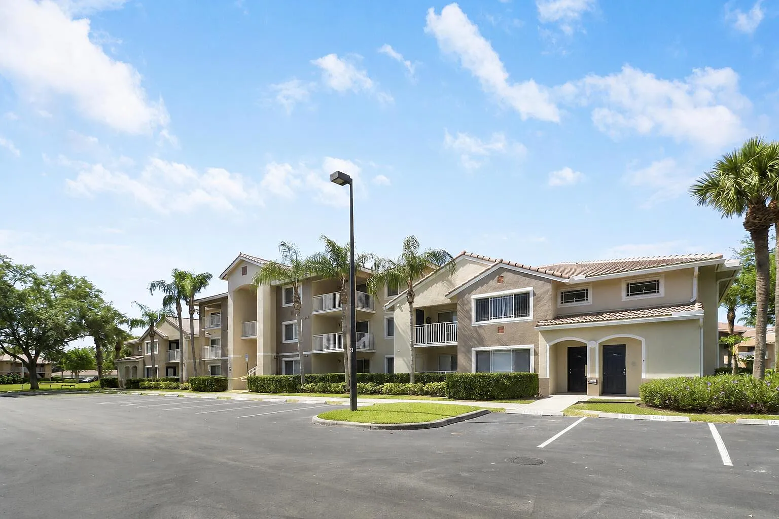 2 bed, 2.0 bath, 1033 sqft, $1,900 — Photo 1