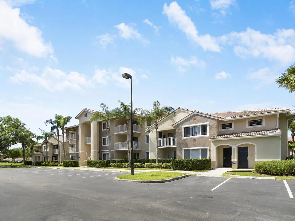 121 SW Palm Dr #104
