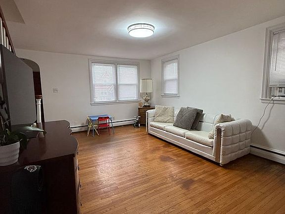 3rd image of 1810 Benson St