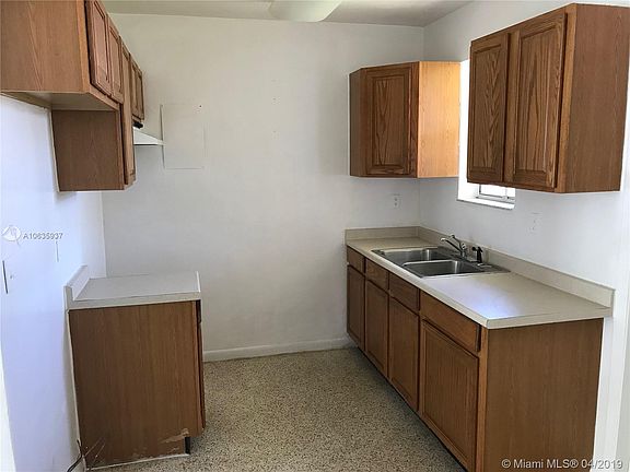 3rd image of 9770 Jamaica Dr