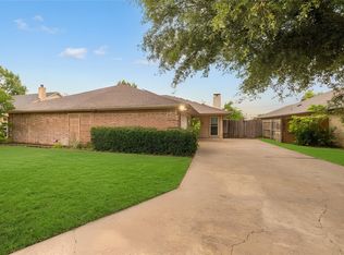 215 Mountainview Dr, Hurst, TX 76054
