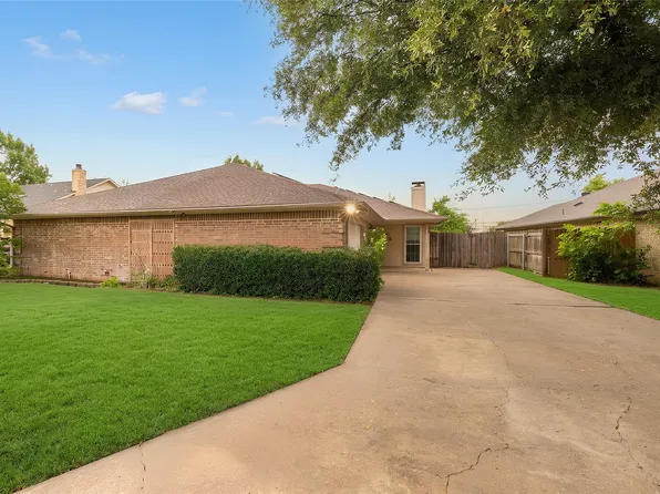 215 Mountainview Dr, Hurst, TX 76054