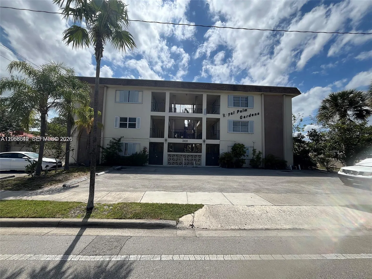 Royal Palm Gardens Condo — Photo 1
