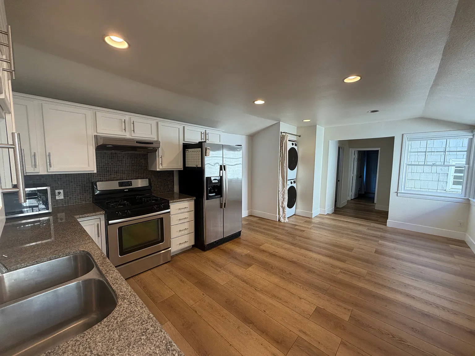 2 bed, 900 sqft, $3,700 — Photo 2