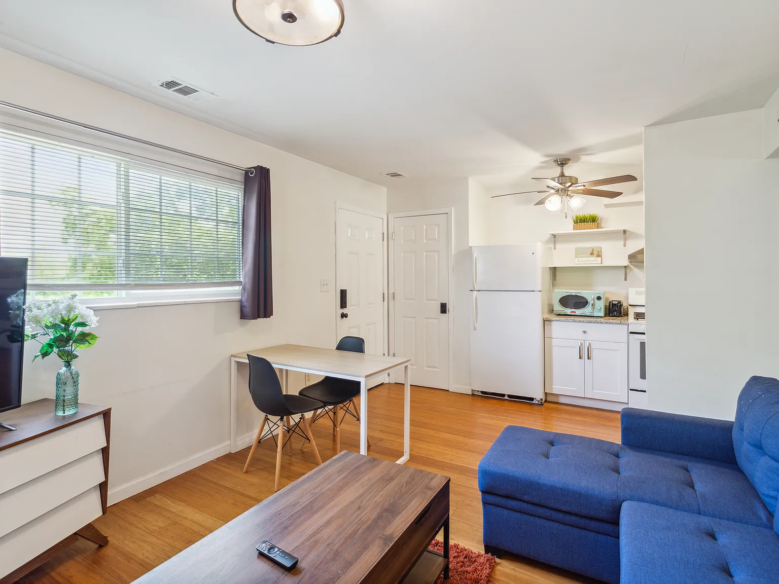 Studio, 700 sqft, $1,450 — Photo 4