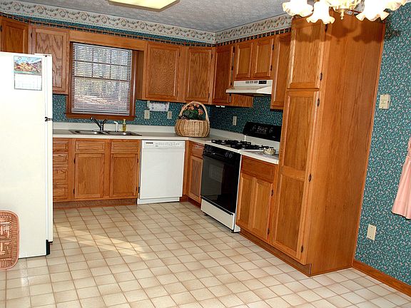 Kitchen w/ breakfast area