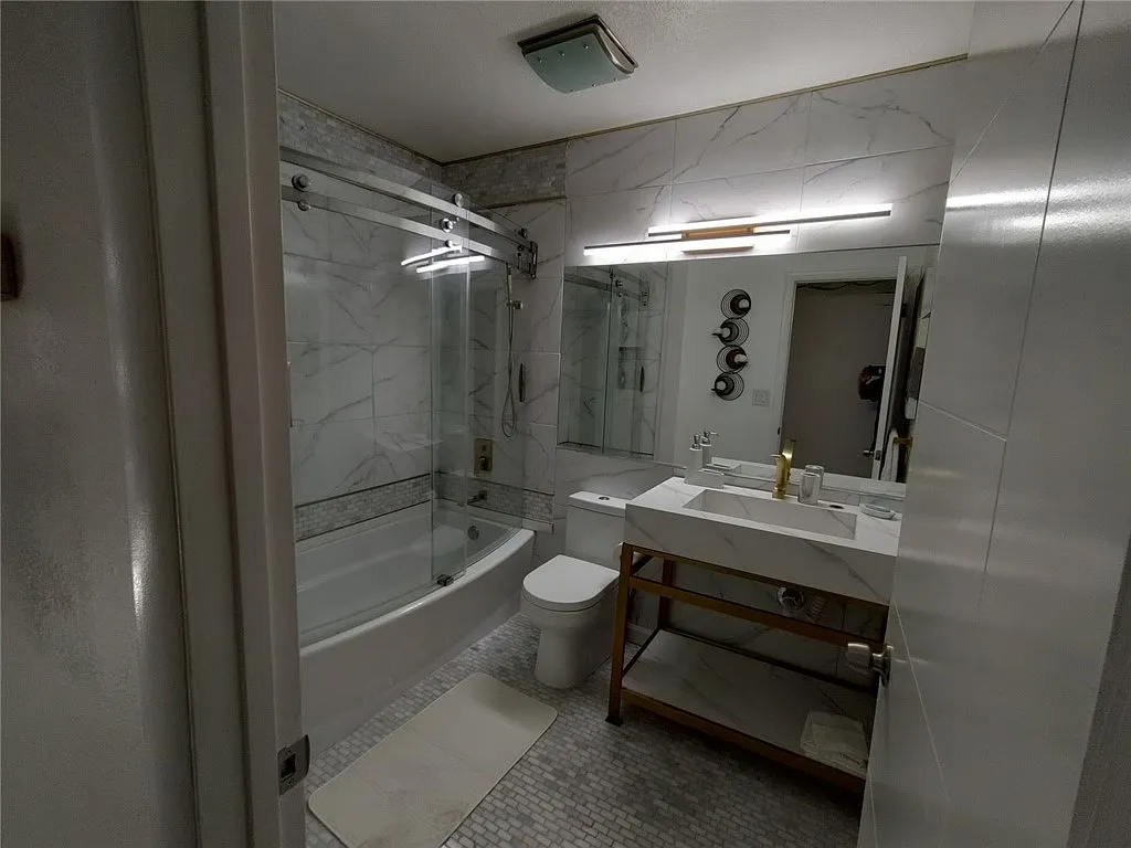 2 bed, 2.0 bath, 906 sqft, $1,225 — Photo 3