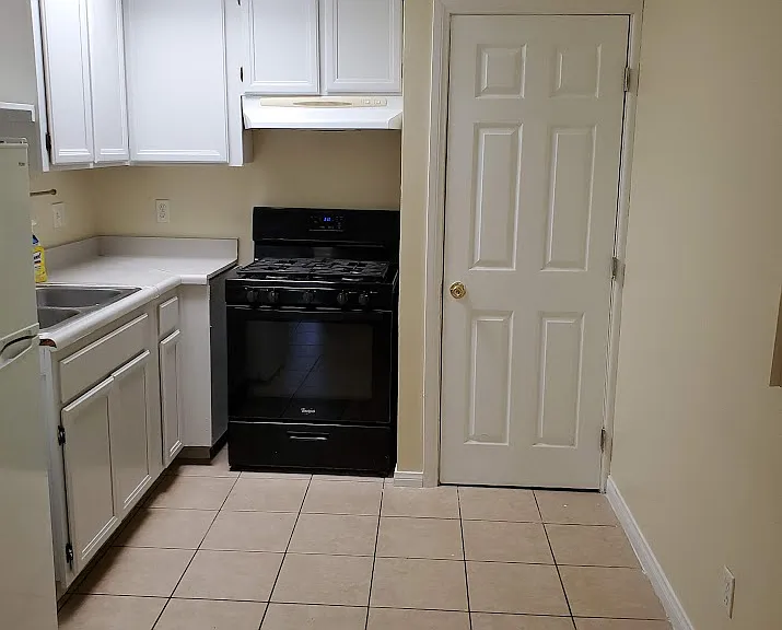 1724 Hampton Ct — Photo 2