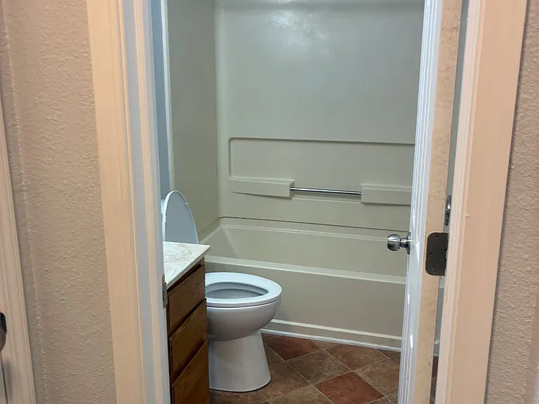 10960 Glenayr Dr — Photo 12