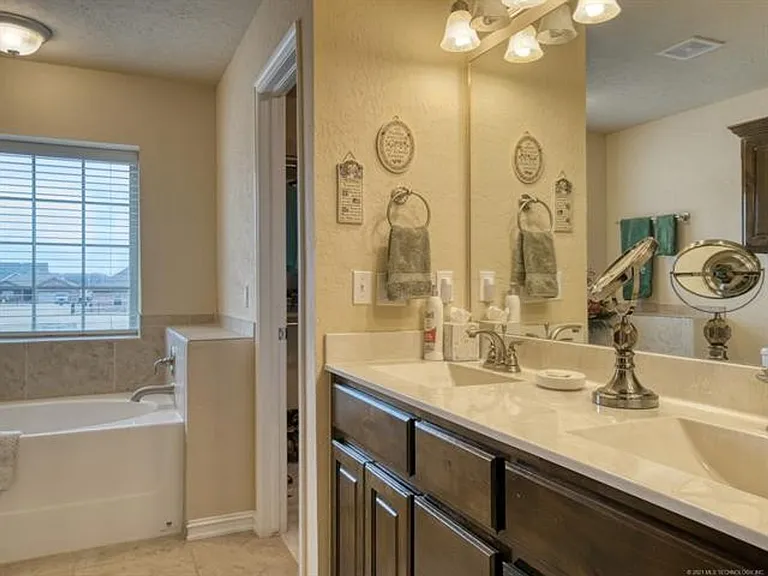 10724 Masters Cir — Photo 14