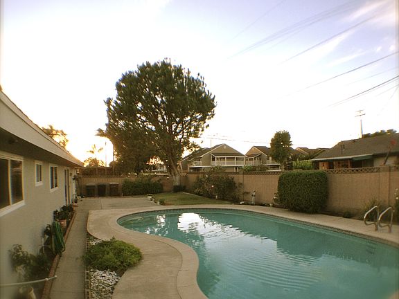 Backyard w/pool