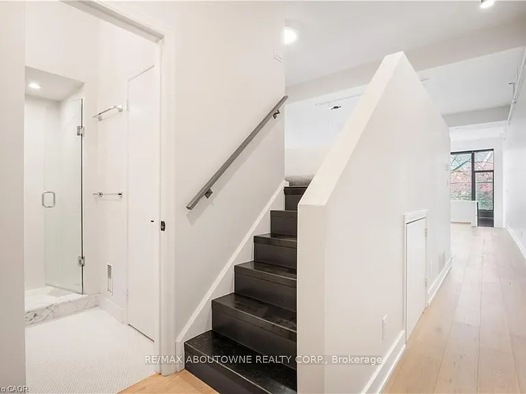 676 Richmond St W #105 — Photo 6