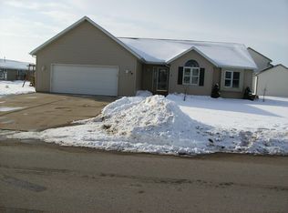 18 E Sedgemeadow St, Elkhorn, WI 53121