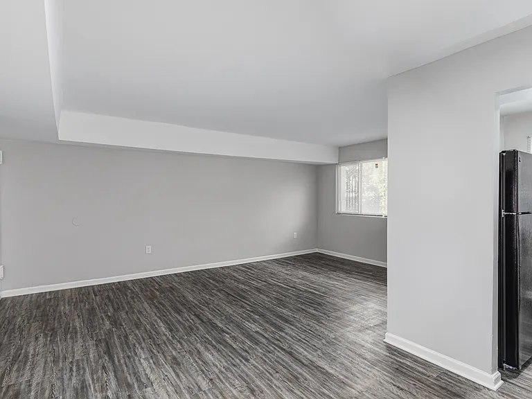 Regency Court Apartments — Photo 26