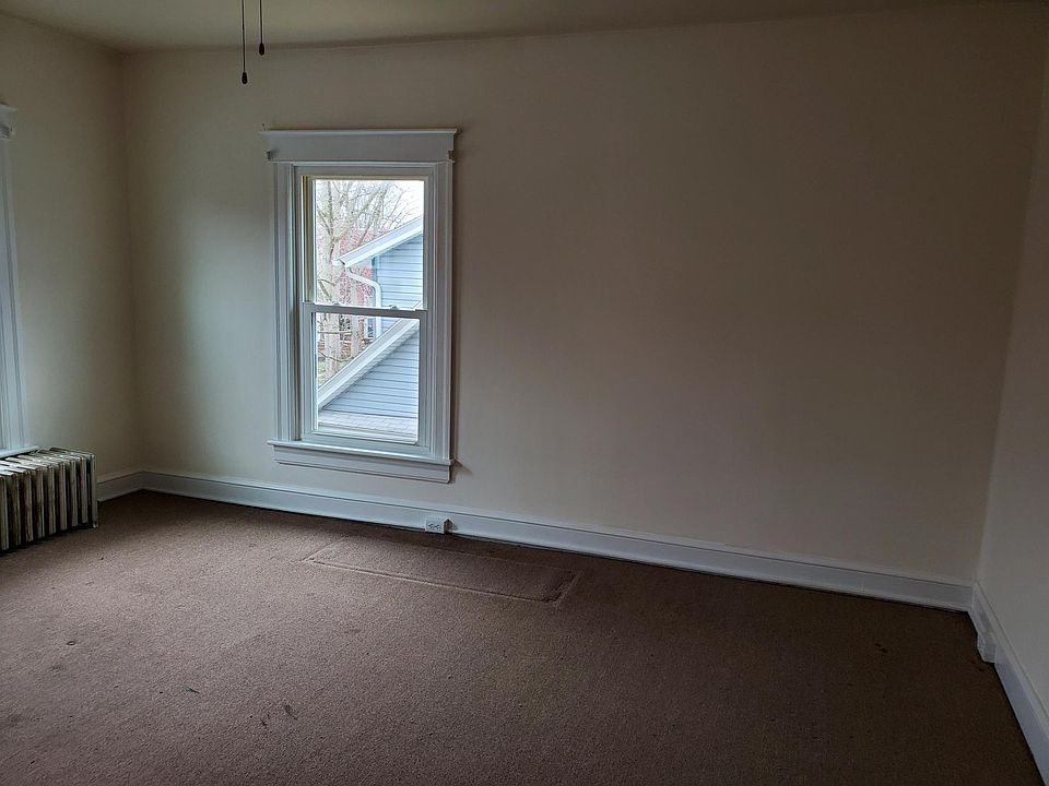 2nd image of 833 Dewey Ave