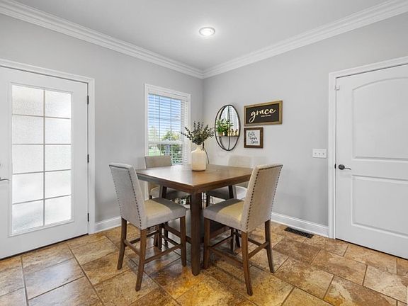 5th image of 583 Squire Rd