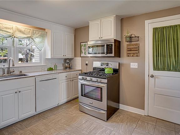 3rd image of 140 Boncroft Dr