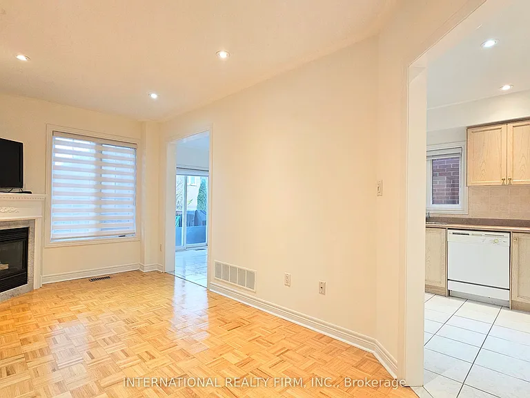 195 Warwick Cres — Photo 4