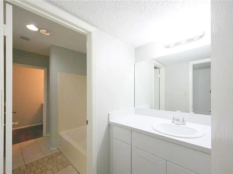 1013 Fieldwood Dr #B — Photo 12