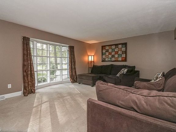 5th image of 214 Crestwood Dr