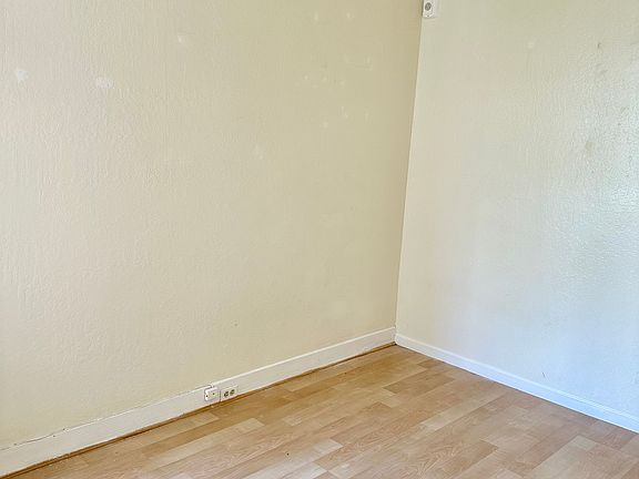 5th image of 142 Linda St #42A