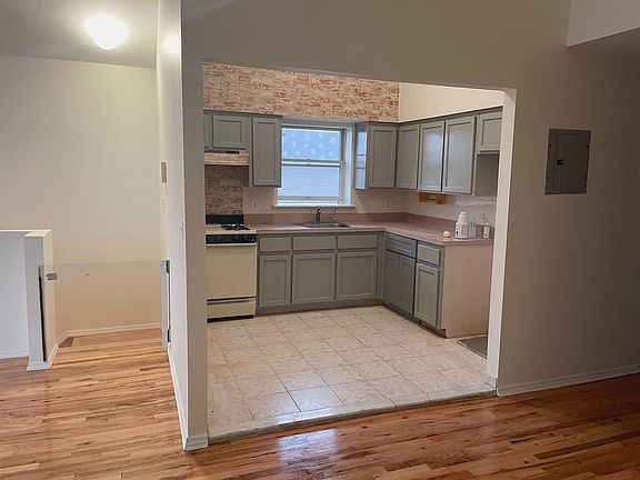 2nd image of 93 Bay 38th St APT 3