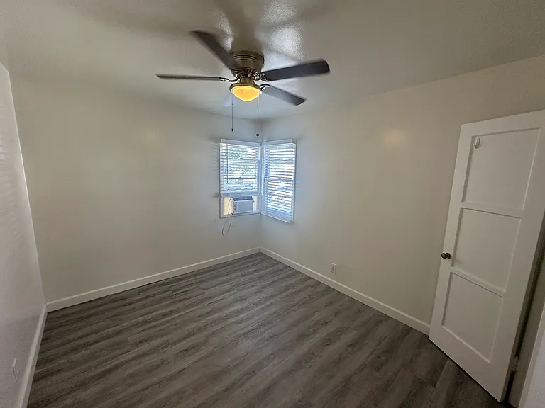 Silverlake Garden Apartments — Photo 34