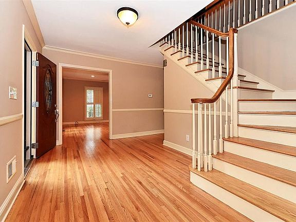 3rd image of 3900 Windwood Cres