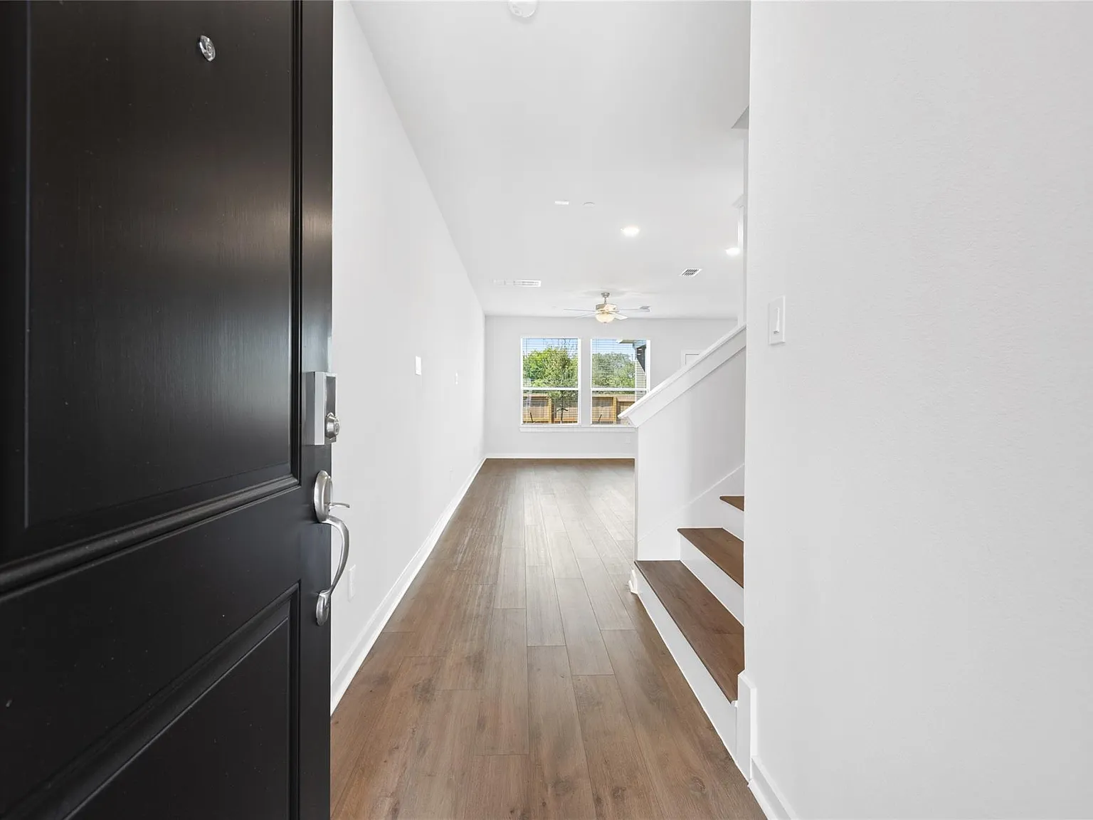 3 bed, 2.5 bath, 1868 sqft, $2,975 — Photo 2