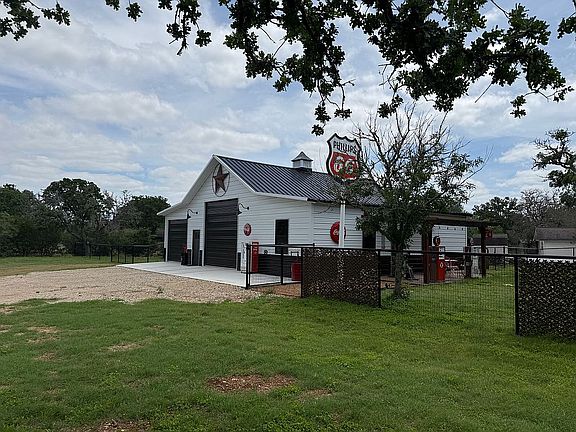 2nd image of 305 Oak Wood Rd