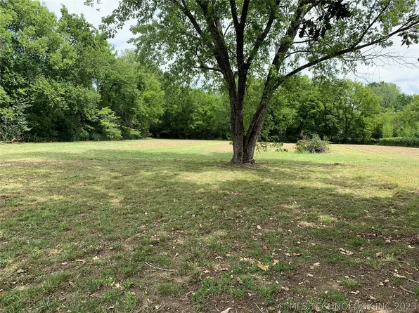 15926 N Skyline Dr, Okmulgee, OK 74447