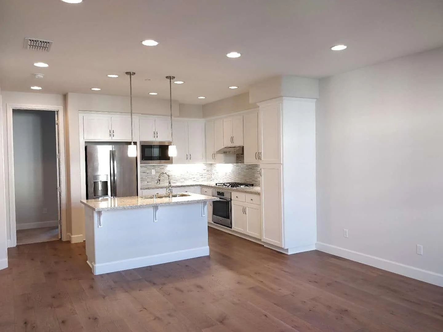 4 bed, 4.5 bath, 1948 sqft, $4,200 — Photo 2