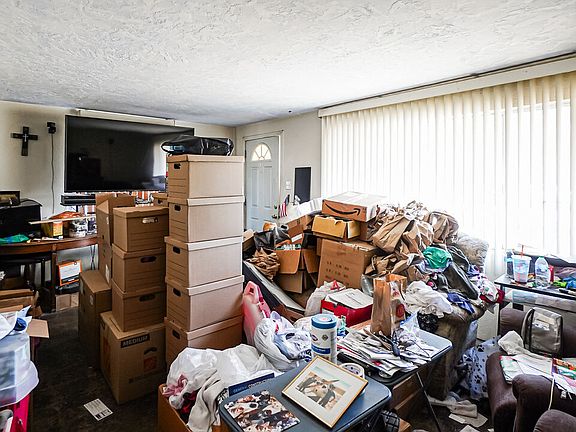 5th image of 1081 N San Gorgonio Ave
