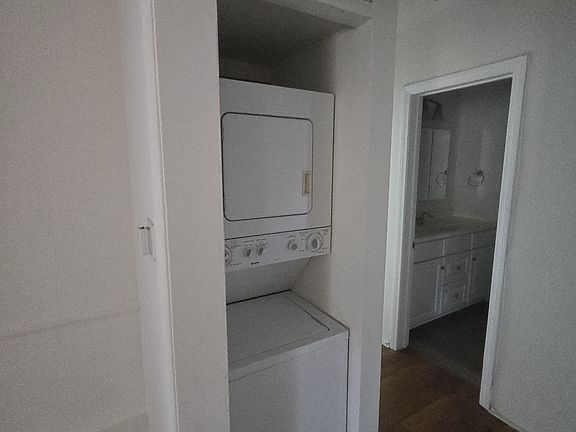 5th image of 13833 Oxnard St APT 17