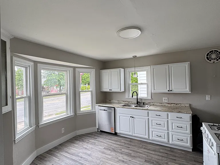 2537 W Sylvania Ave — Photo 1
