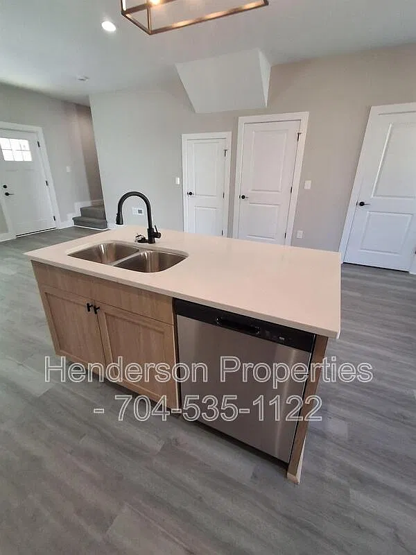 3 bed, 2.5 bath, 1320 sqft, $1,990 — Photo 3