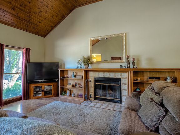 Living room w/fireplace