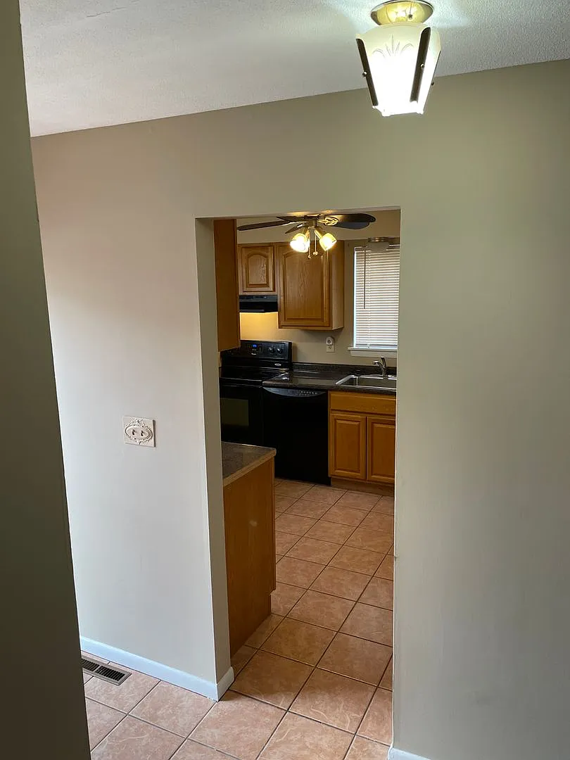 Professional Bloomfield Village Condo — Photo 3