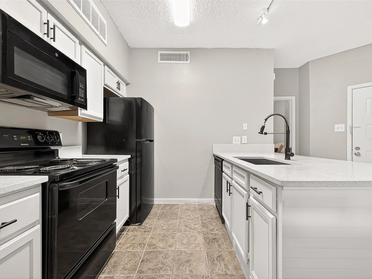 1 bed, 1.0 bath, 591 sqft, $850 — Photo 1