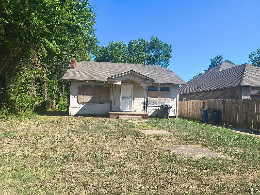 217 E Woodrow St — Photo 1
