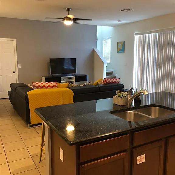 921 Las Fuentes Dr — Photo 3