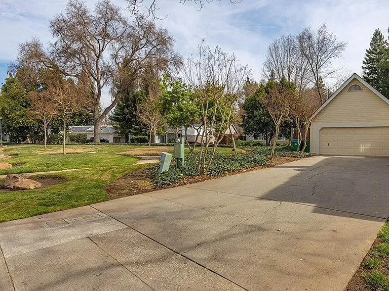 856 Victorian Park Dr — Photo 4