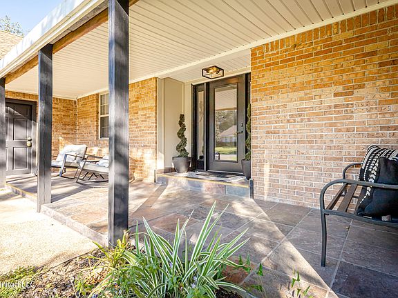 5th image of 3709 Queen Elizabeth Dr