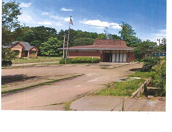 2nd image of 122 N Main St