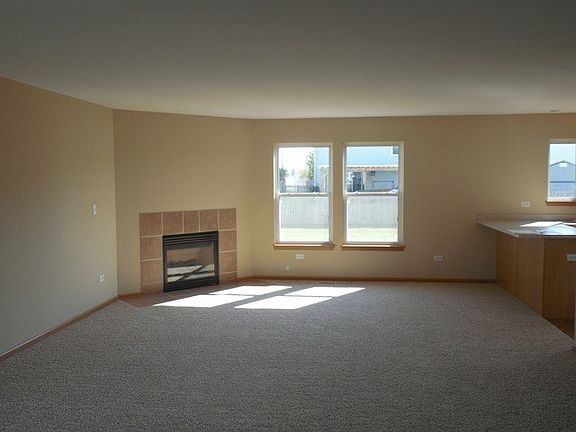 4th image of 670 Lewis St